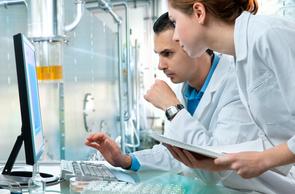 Chercheurs faisant des tests dans un labo