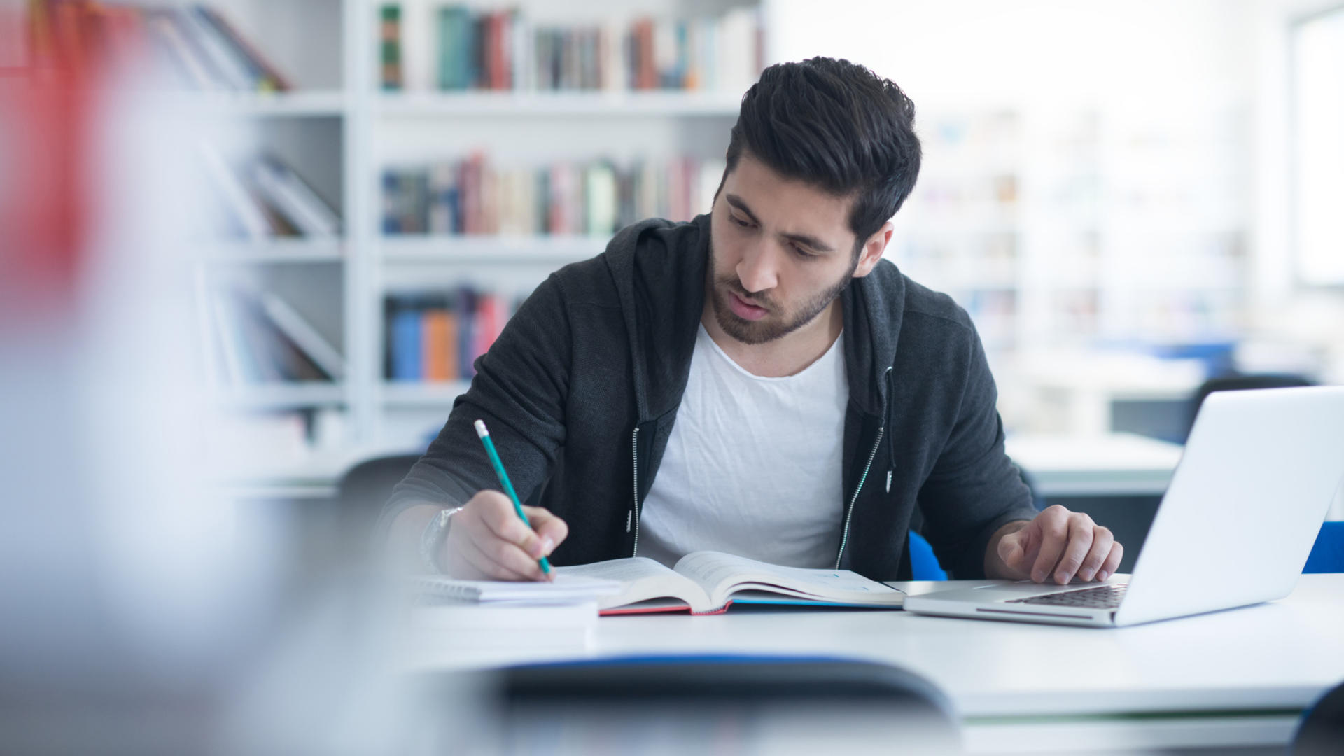 Etudiant à la bibliothèque