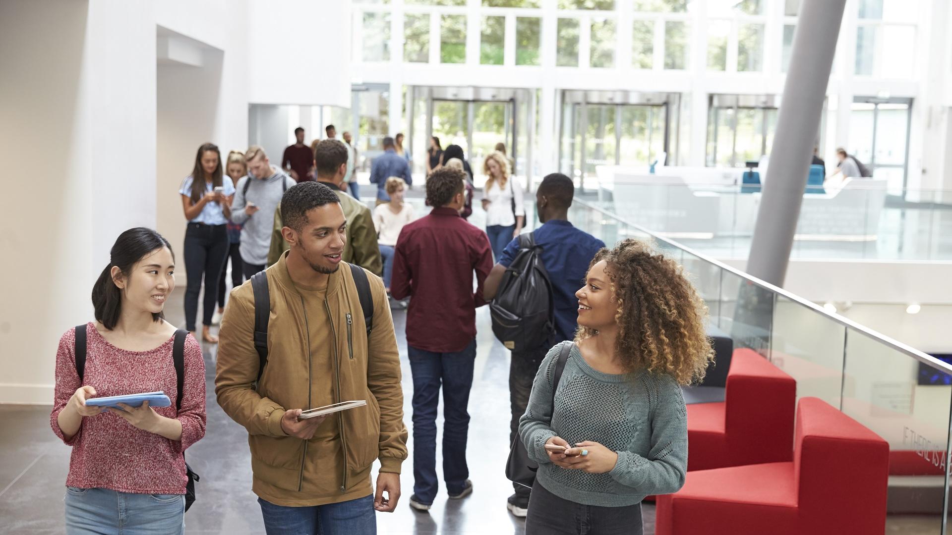 étudiants discutent dans le hall de l'université