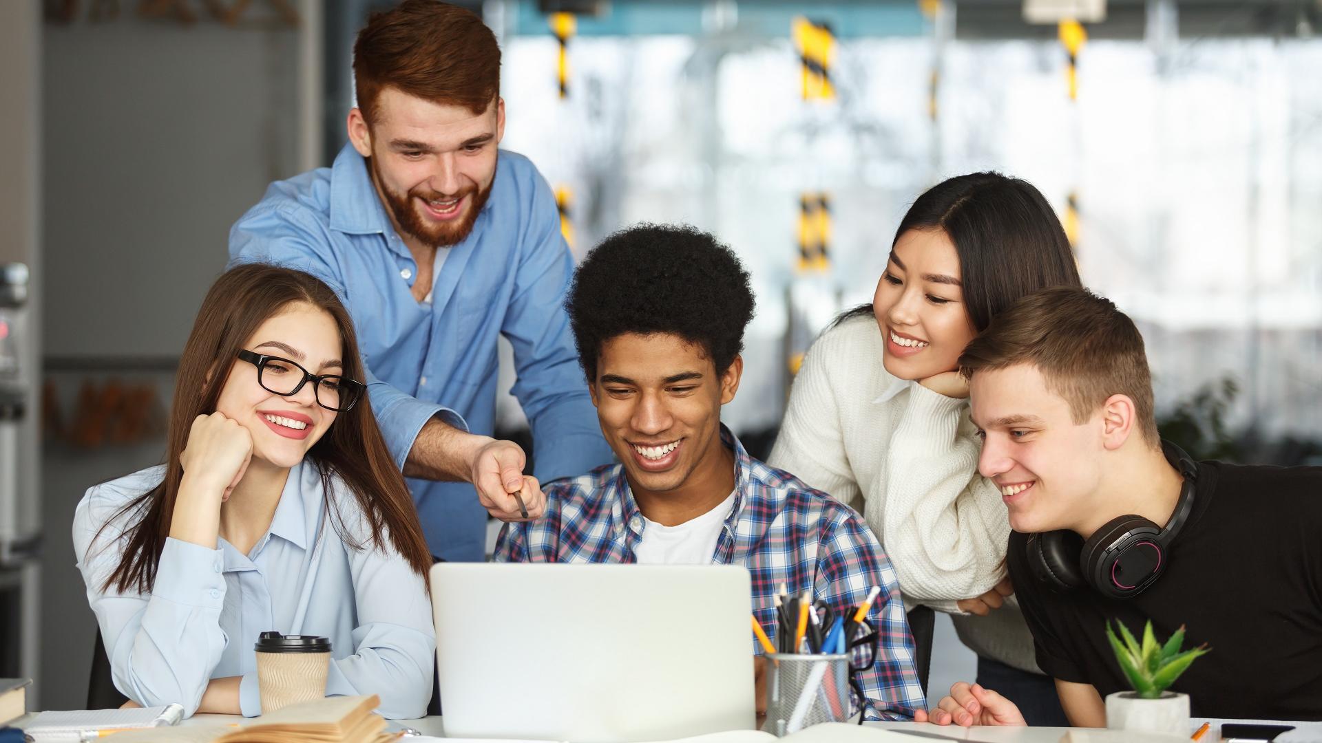 Un groupe d'étudiants consultent un site de candidature en ligne