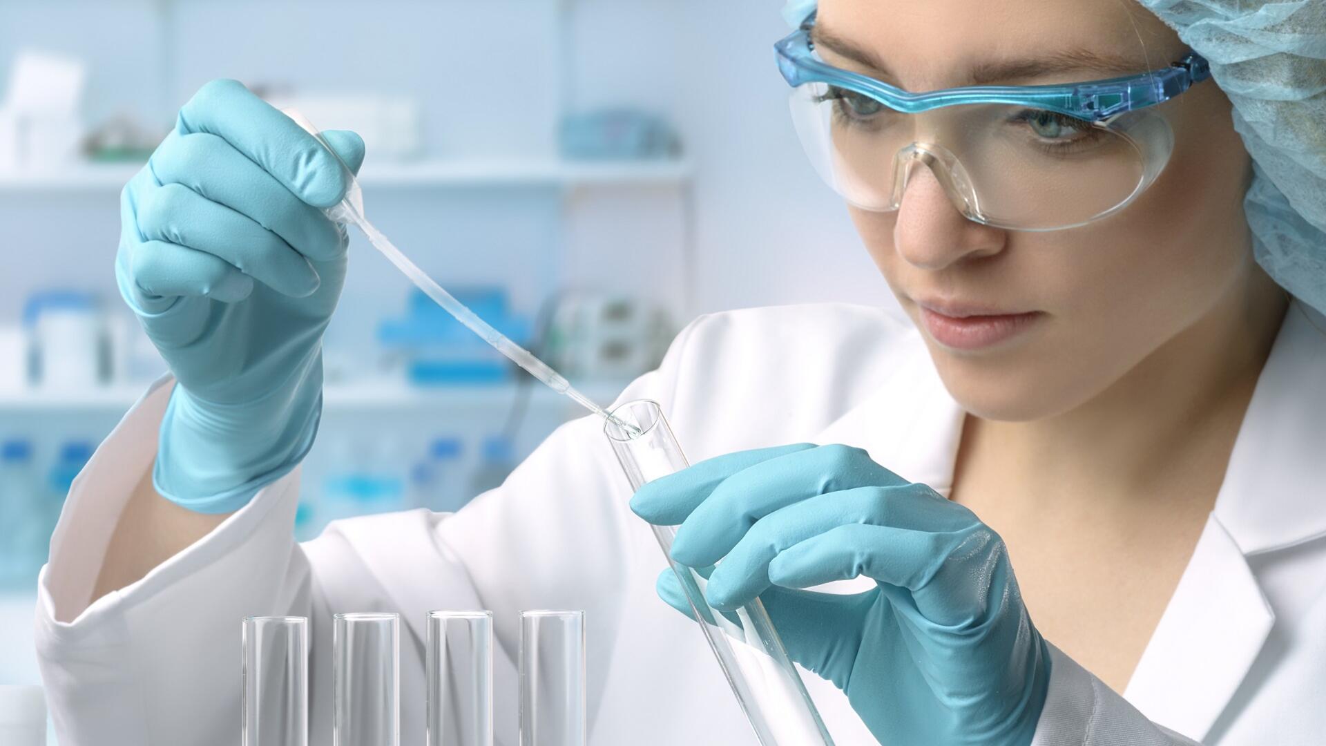 Chercheuse dans un laboratoire réalise un test scientifique