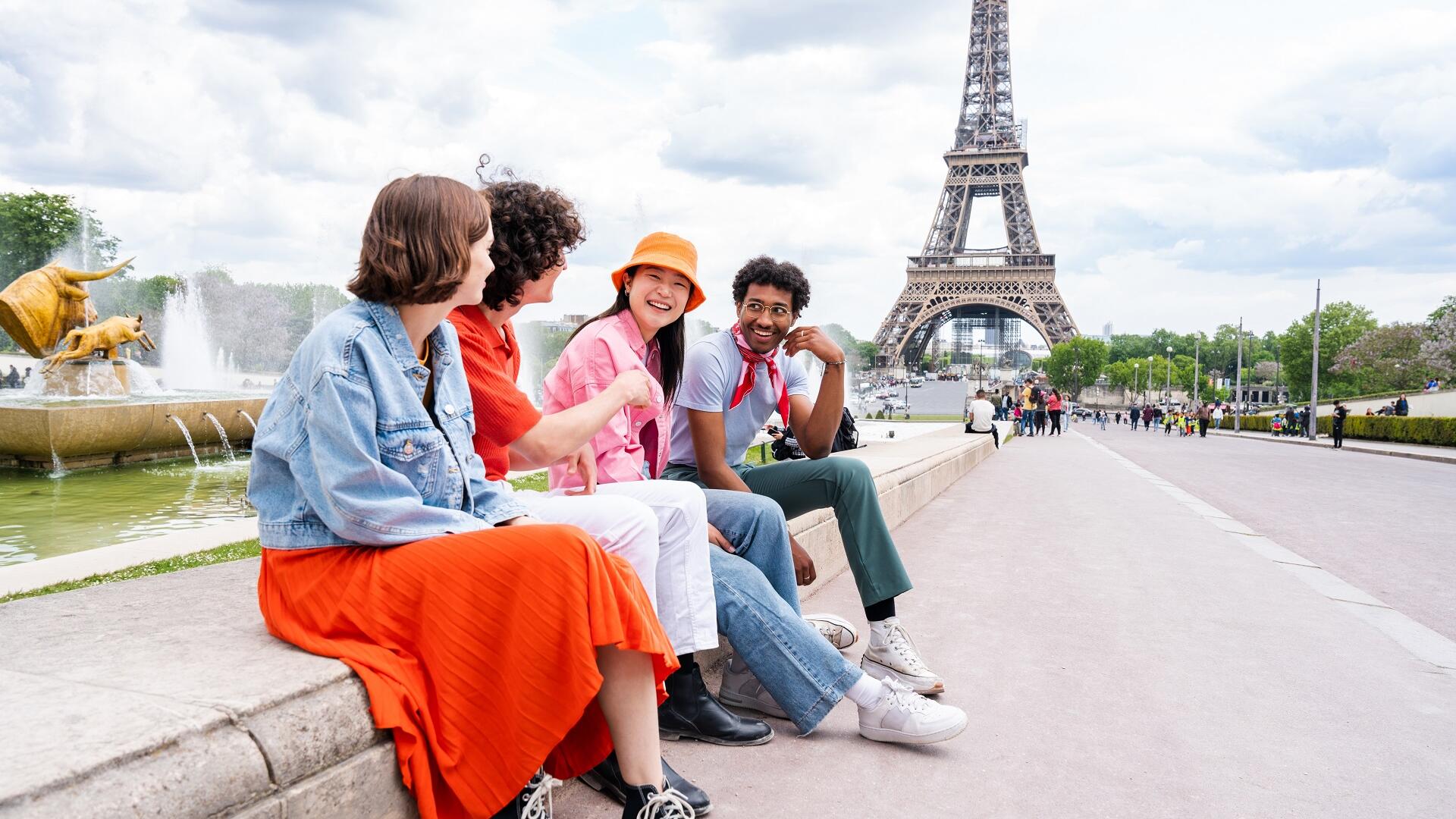 Touristes devant la Tour Eiffel