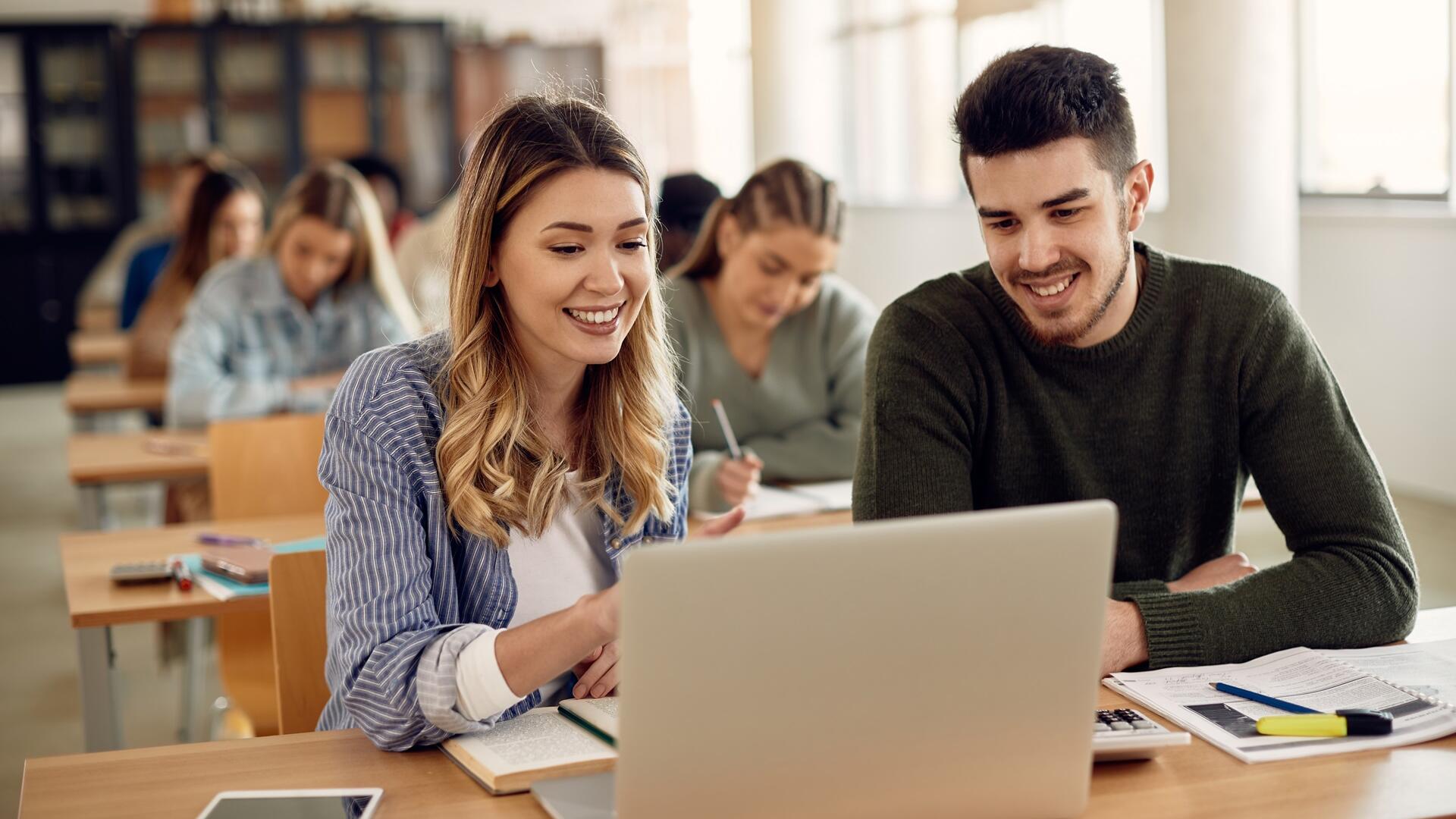 Etudiants en master avec un ordinateur