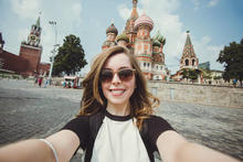 Jeune touriste sur la place rouge de Moscou