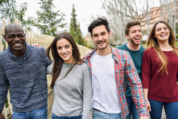 Groupe de jeunes gens souriants