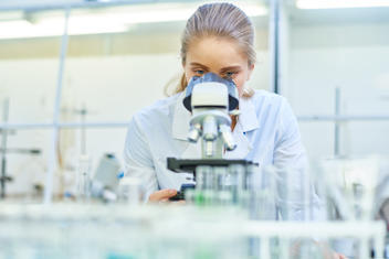 Scientifique avec un microscope