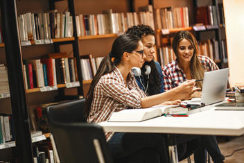 Etudiants dans une bibliothèque