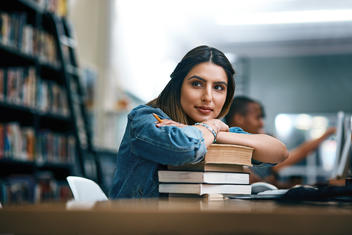 Etudiante rêvant à la bibliothèque