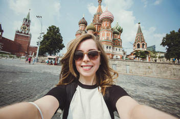 Jeune touriste sur la place rouge de Moscou