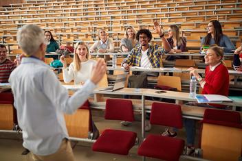 Un groupe d'étudiants en cours dans un amphithéâtre à l'université