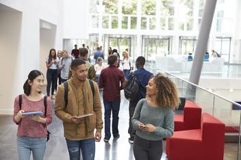 étudiants discutent dans le hall de l'université