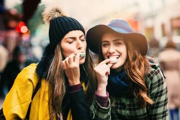 Etudiantes dégustent un macaron