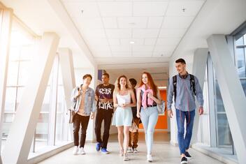 groupe étudiants dans le hall de l'université