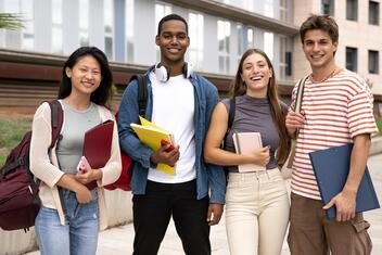 Groupe d'étudiants internationaux devant l'université