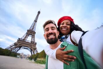 Touristes devant la Tour Eiffel