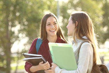 Etudiants dans un jardin