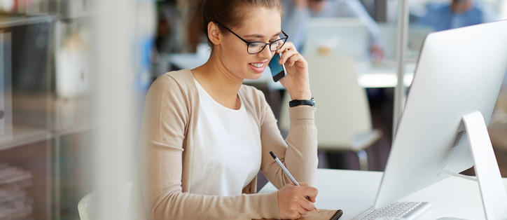 Femme devant écran téléphone à la main