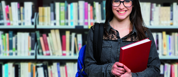 étudiante devant une bibliothèque