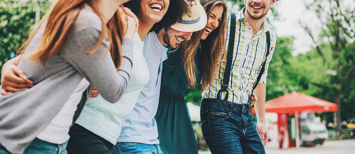 groupe étudiants heureux