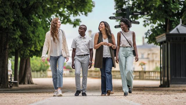 groupe d'alumni au jardin du Luxembourg