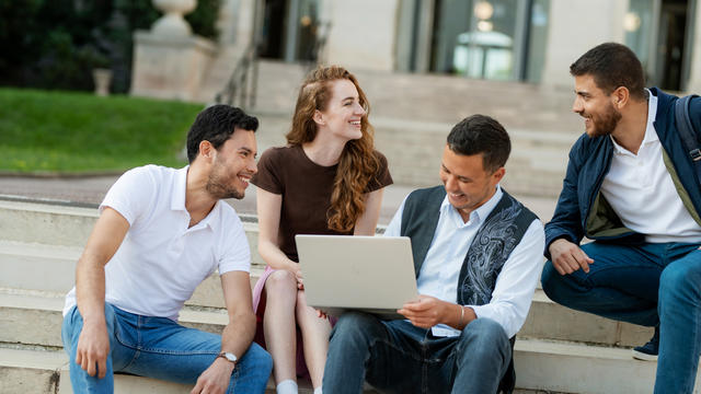 Groupe d'étudiants avec un ordinateur portable