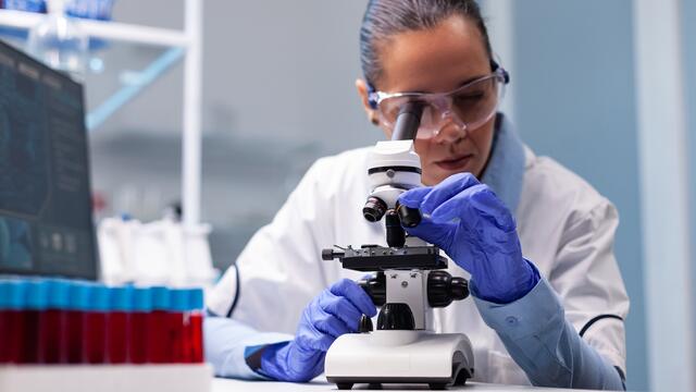 Chercheuse en laboratoire programme safe
