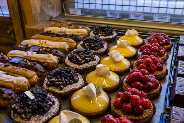 pÃ¢tisseries franÃ§aises Ã©clairs, tartelettes aux myrtilles, au citron, et Ã  la framboise