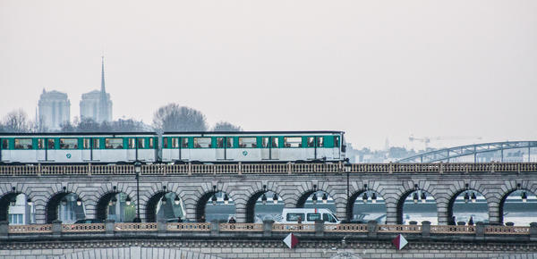 Métro aérien sur le pont de Bercy (Paris)