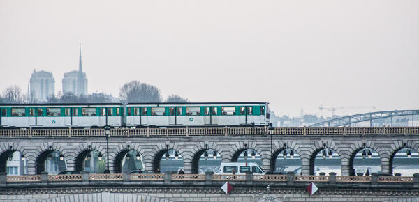 Métro aérien sur le pont de Bercy (Paris) Métro aérien sur le pont de Bercy (Paris)