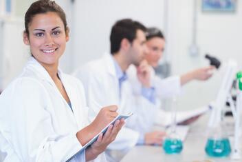 Chercheuse dans un laboratoire