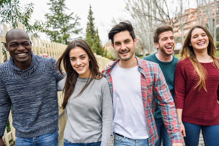 Groupe de jeunes gens souriants