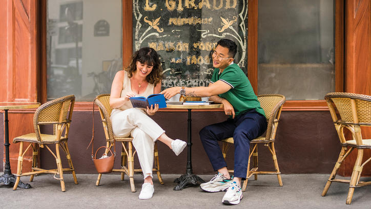 Deux étudiants internationaux dans un café en France