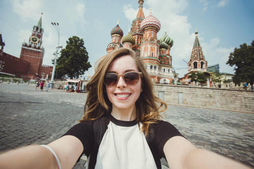 Jeune touriste sur la place rouge de Moscou