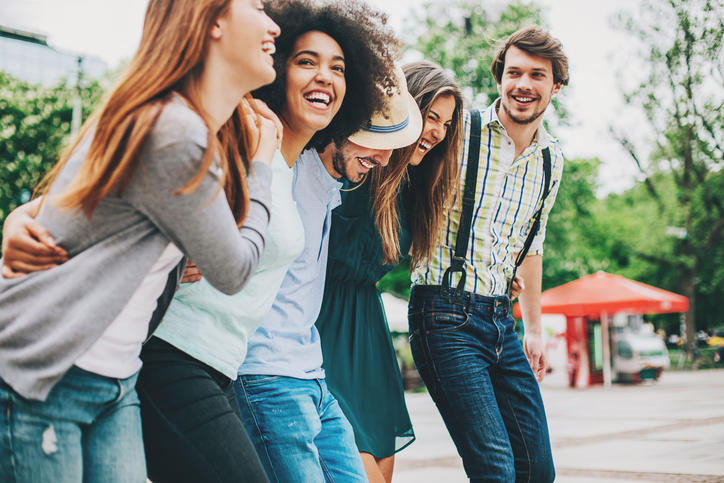 étudiants heureux en groupe