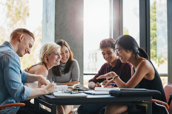 groupe étudiants heureux bibliothèque