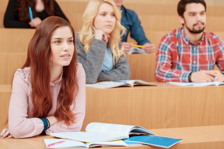 etudiants et etudiante à l'université