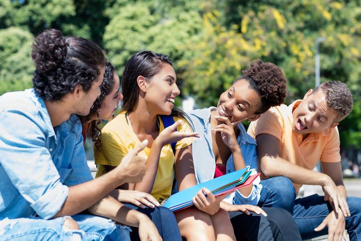 Groupe d'étudiants sur le campus