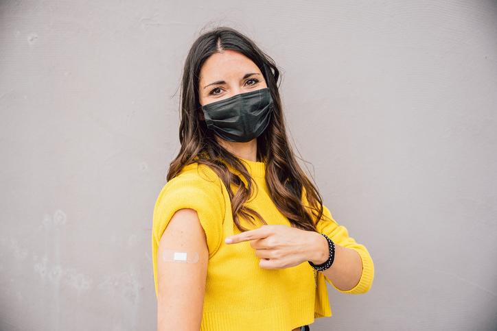 Une étudiante vaccinée montre son pansement