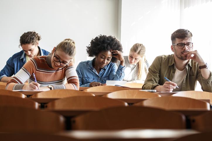 Etudiants dans une salle de cours à l'université