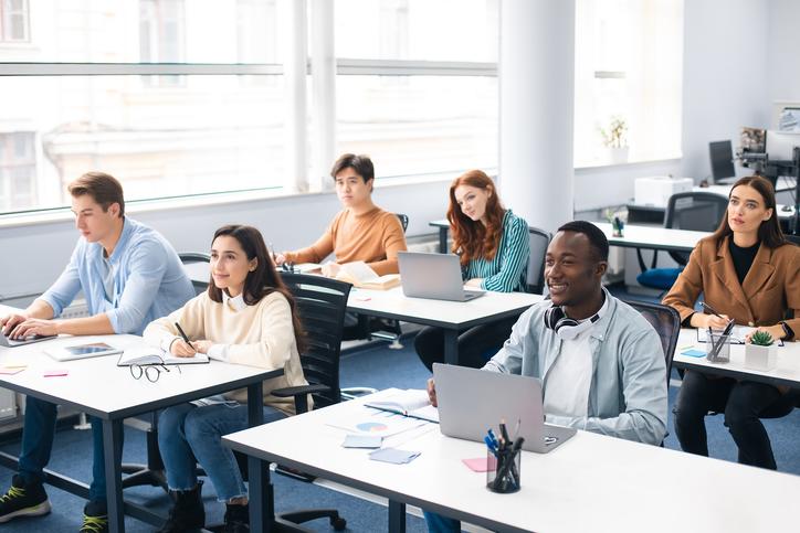 Un groupe d'étudiants en salle de cours