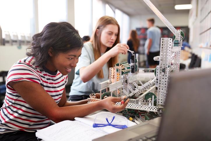 Etudiantes en classe de sciences de l'ingénieur