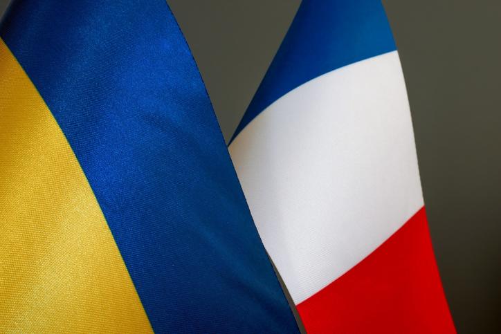 Drapeaux de l'Ukraine et de la France