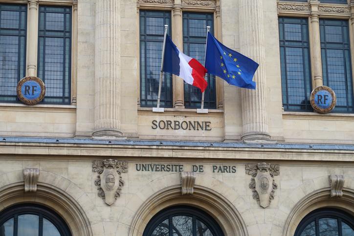 Sorbonne Universités avec drapeau européen