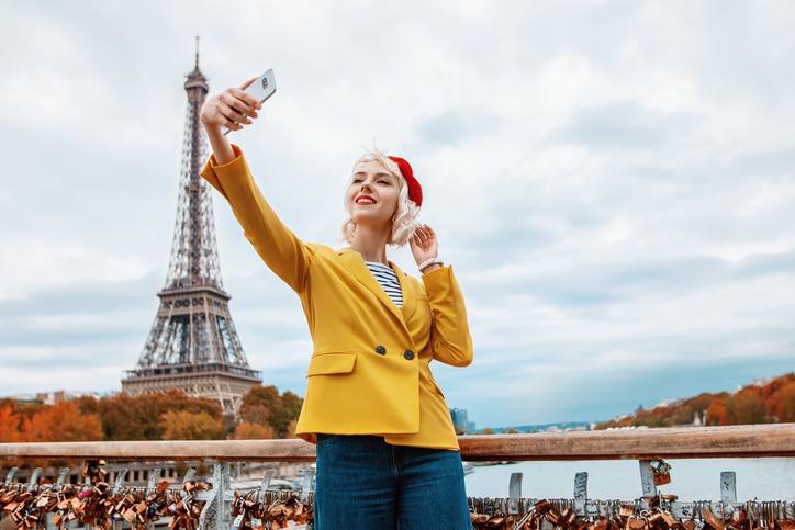 Selfie devant la Tour Eiffel