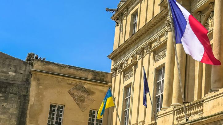 Drapeaux de la France et de l'Ukraine