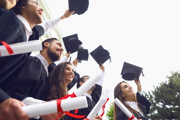 Groupe d'étudiants diplômés
