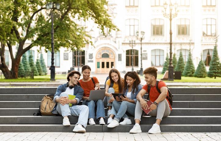 étudiants internationaux sur le campus de l'université