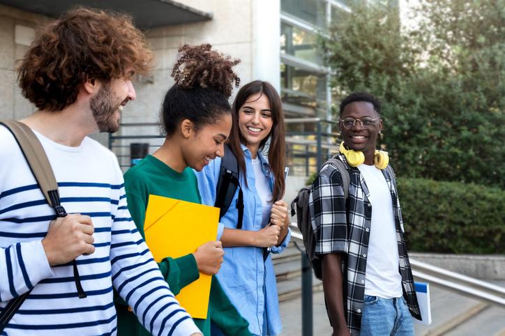 Etudiants devant l'université