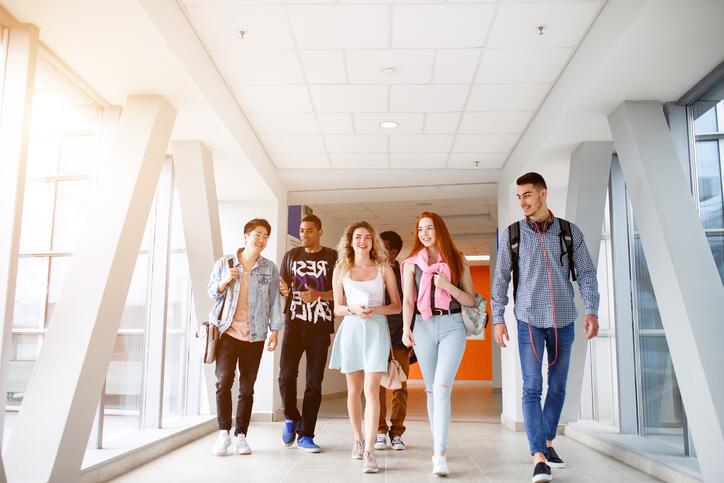 groupe étudiants dans le hall de l'université