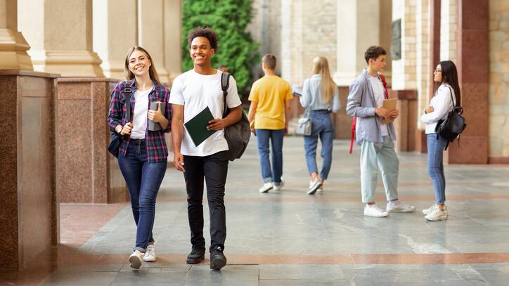 Etudiants marchant dans le hall de l'université